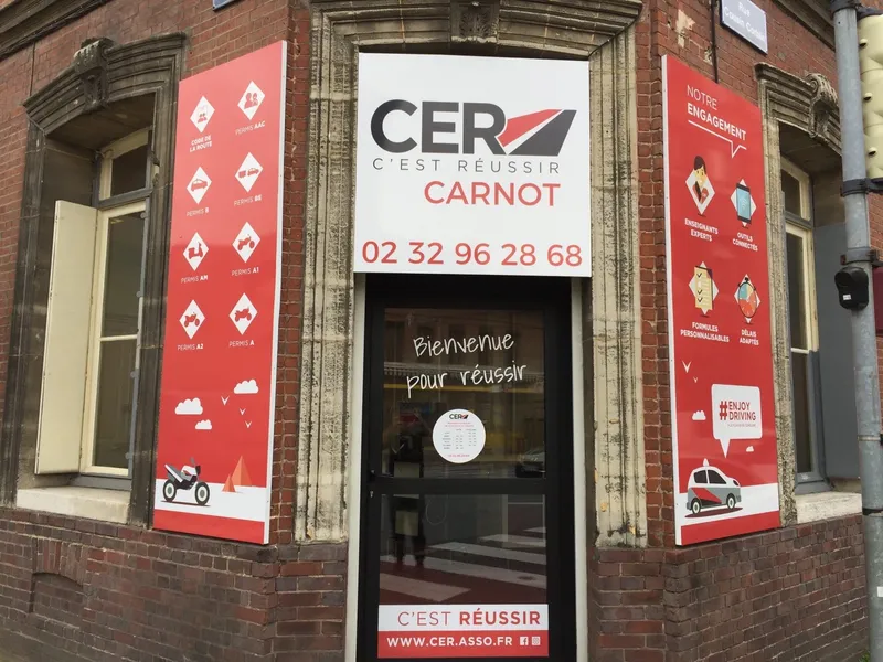 Devanture en brique de l’agence CER Elbeuf, enseigne « CER Carnot », à l’angle du cours Carnot
