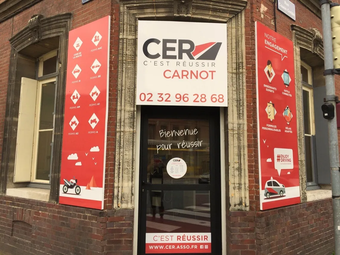 Devanture en brique de l’agence CER Elbeuf, enseigne « CER Carnot », à l’angle du cours Carnot