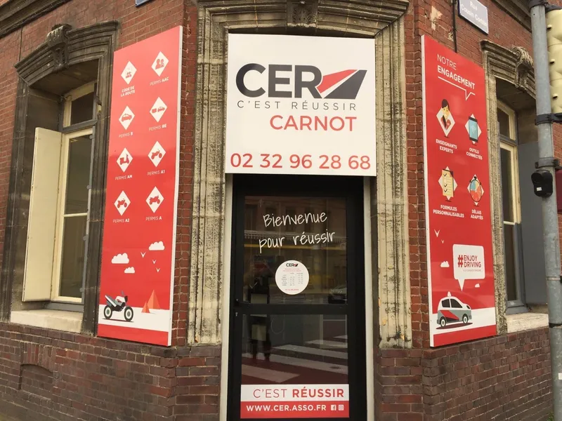 Devanture en brique de l’agence CER Elbeuf, enseigne « CER Carnot », à l’angle du cours Carnot