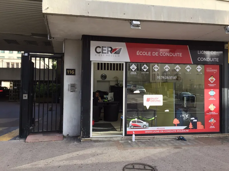 Devanture de l’agence CER Rouen Théâtre des Arts, enseigne « École de conduite Ligne de conduite », au 116 rue du Général Leclerc