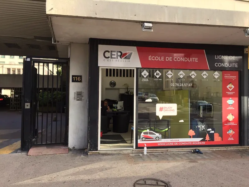Devanture de l’agence CER Rouen Théâtre des Arts, enseigne « École de conduite Ligne de conduite », au 116 rue du Général Leclerc