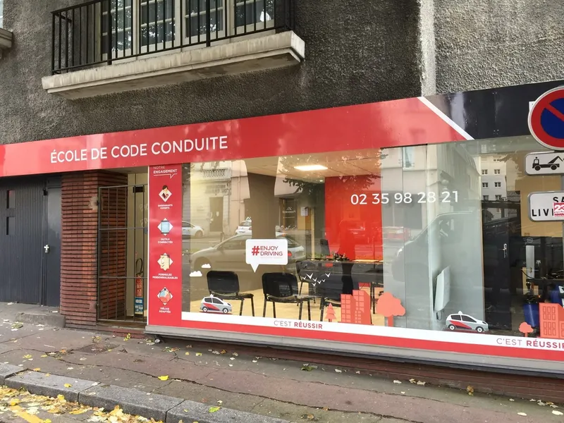 Devanture vitrée de l’agence CER Rouen Gare, enseigne « École de code conduite », boulevard de la Marne