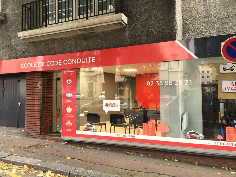 Devanture vitrée de l’agence CER Rouen Gare, enseigne « École de code conduite », boulevard de la Marne