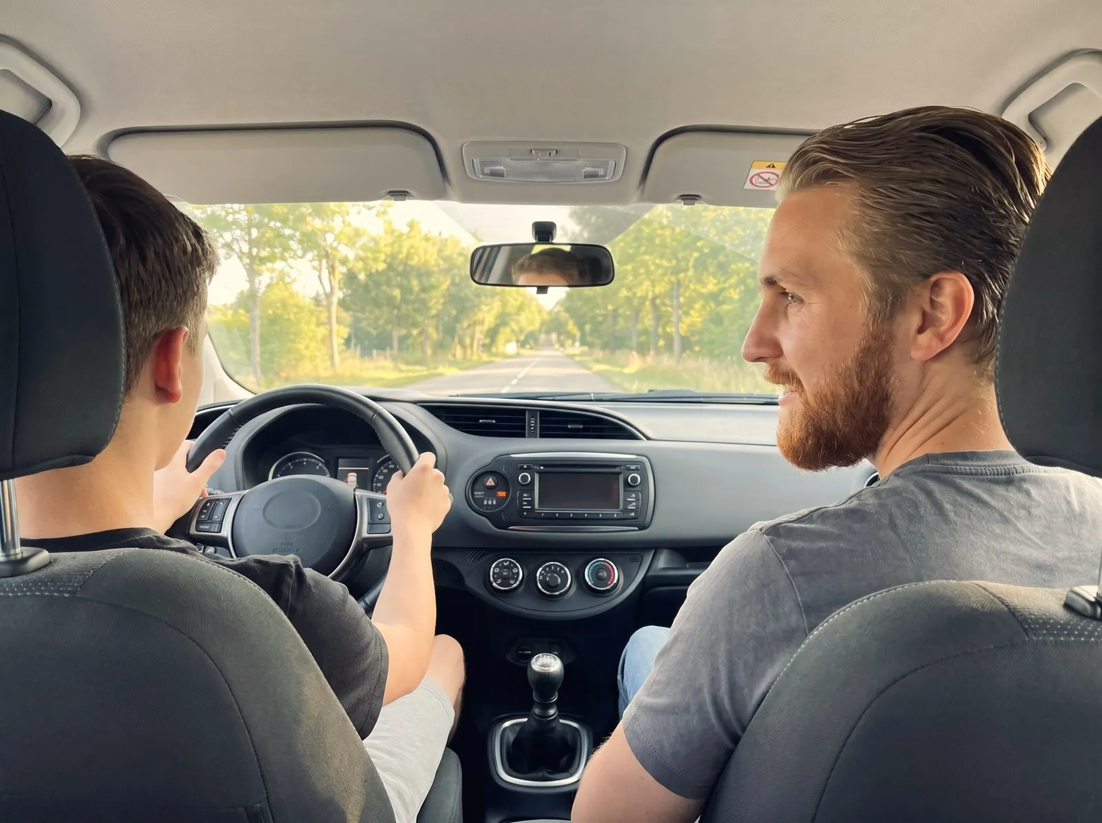 Un élève au volant pendant une leçon de conduite, Pierre à ses côtés