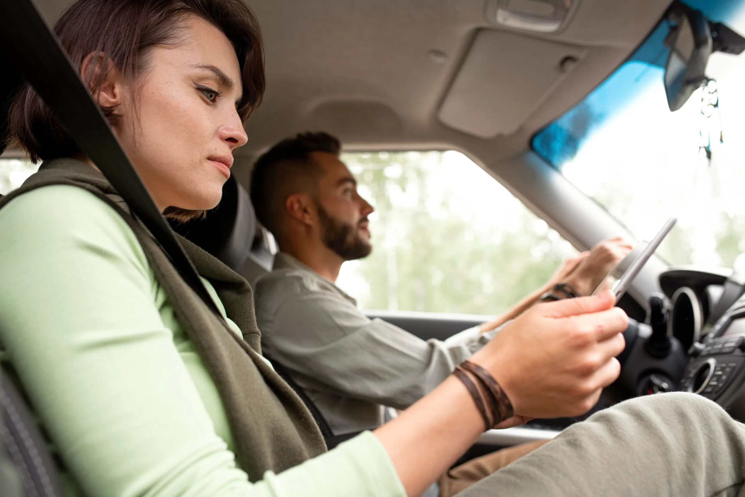 Un conducteur au volant d’une voiture à boîte automatique