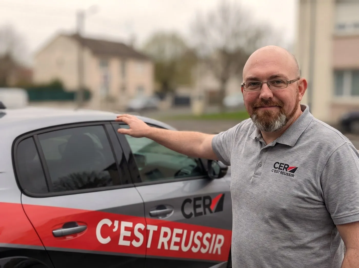 Jérôme, enseignant, devant une voiture-école CER Rouen Normandie