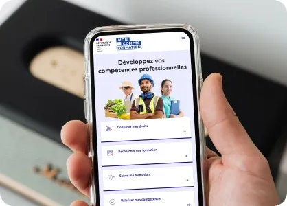 Un téléphone affichant le site Mon Compte Formation