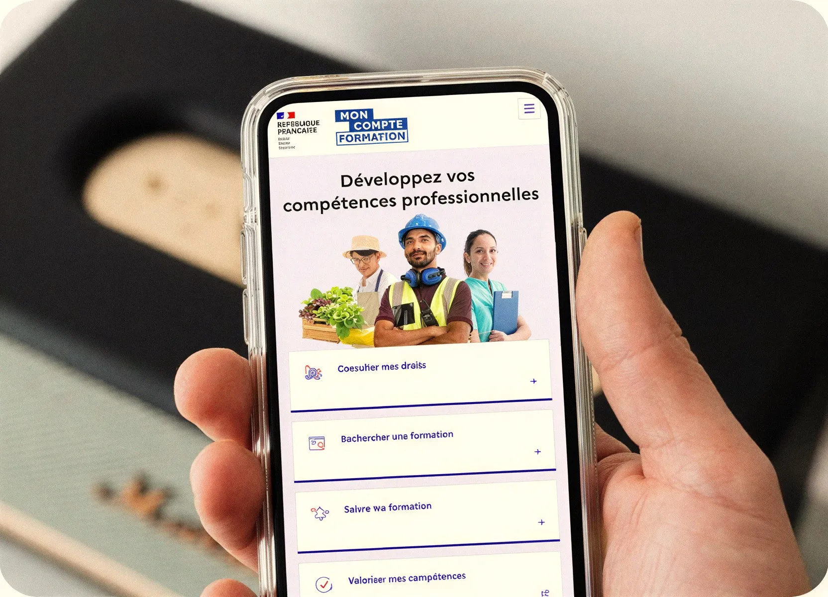 Un téléphone affichant le site Mon Compte Formation