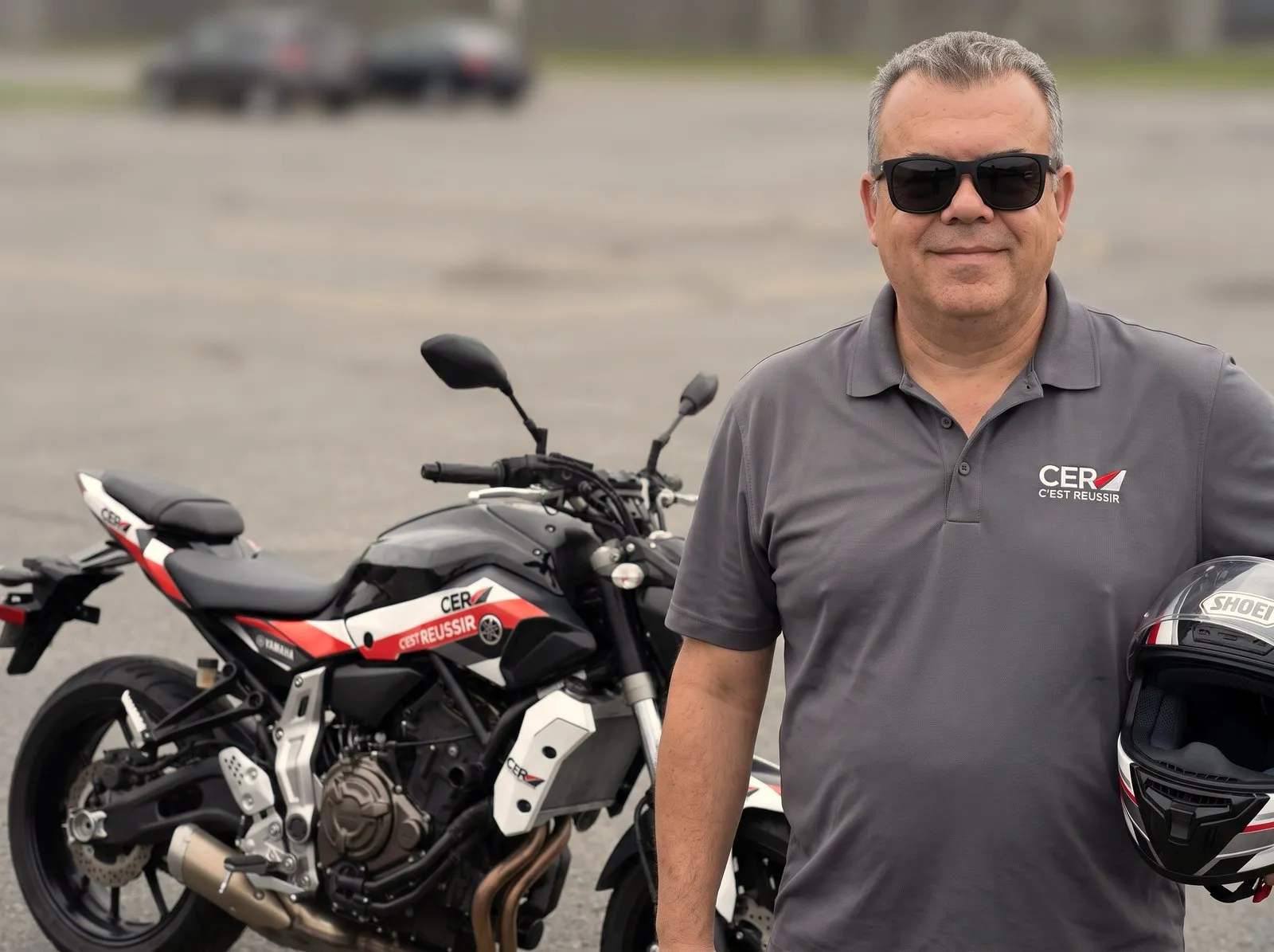 Karl, moniteur moto, devant une moto-école CER Rouen Normandie