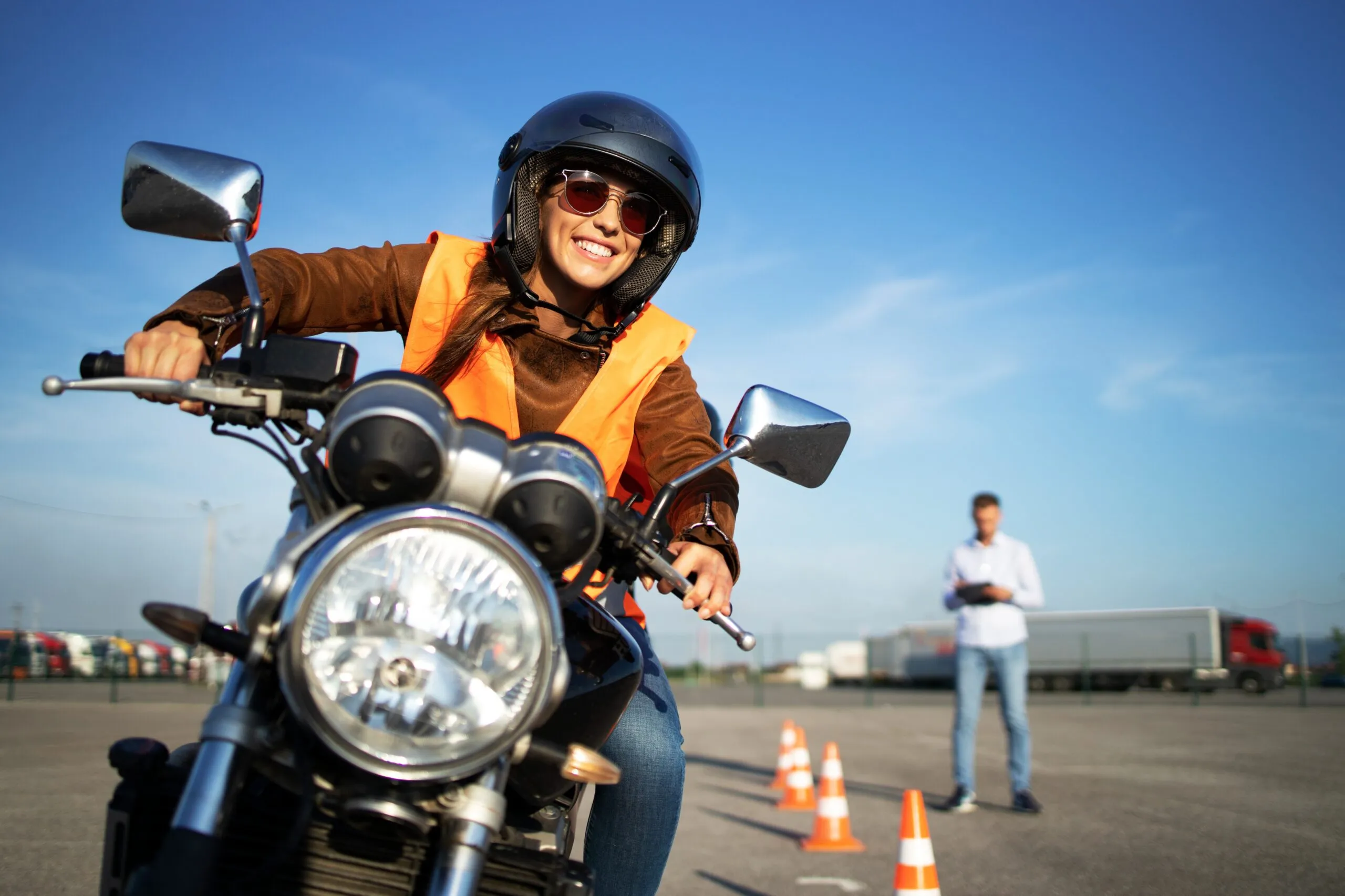 Un motard sur une piste de formation