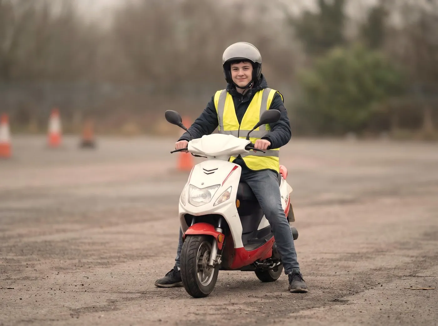 Un élève sur un scooter 50 cm³, sur la piste de formation