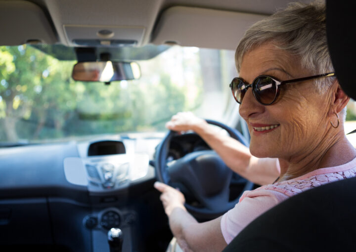 Femme âgée conduit une voiture
